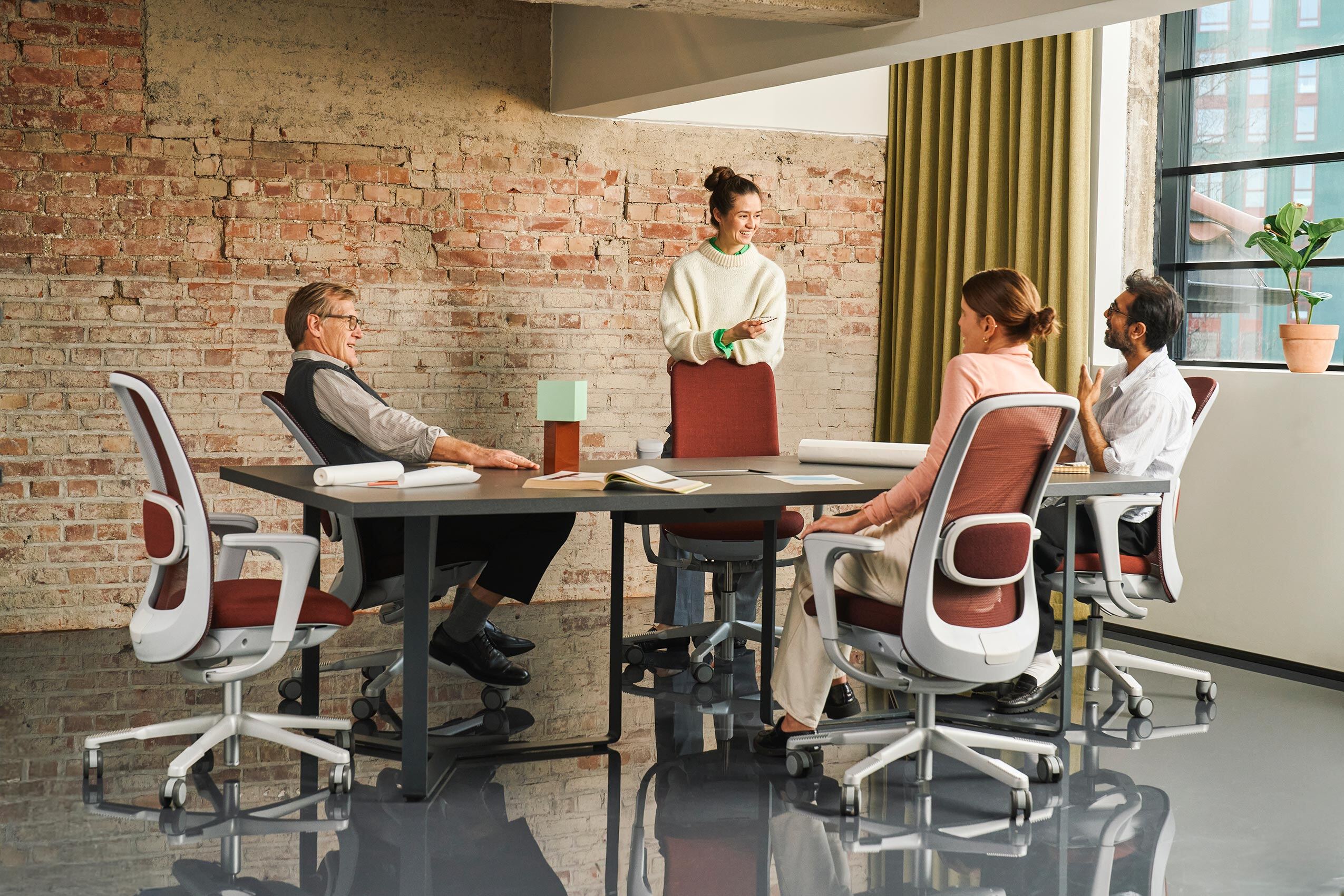 HÅG SoFi mesh in Burgundy in office workspace | Photo : Bow Oslo