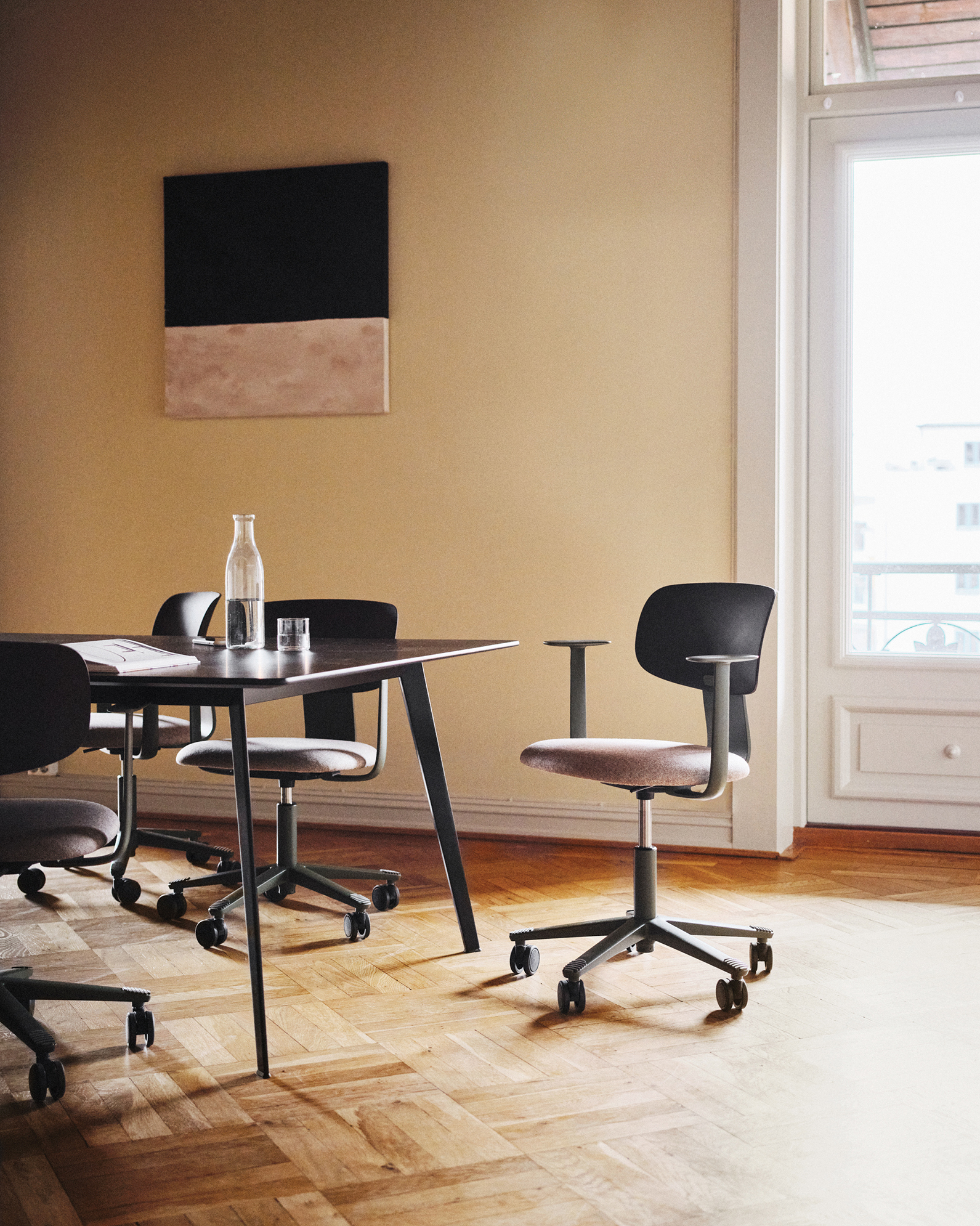 HÅG Tion at meeting table